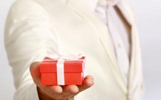 Мужчина не дарит подарки — что не так в отношениях?