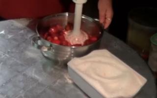 Пасираните ягоди със захарта